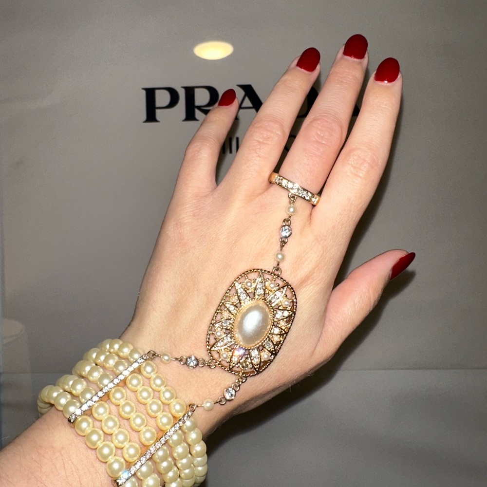 Elegant Pearl and Gold Women's Jewelry Set
